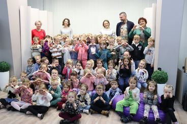 Wieluń: Biblioteka Miejska zaprosiła dzieci na spotkanie z fotografem Piotrem Pabisiakiem